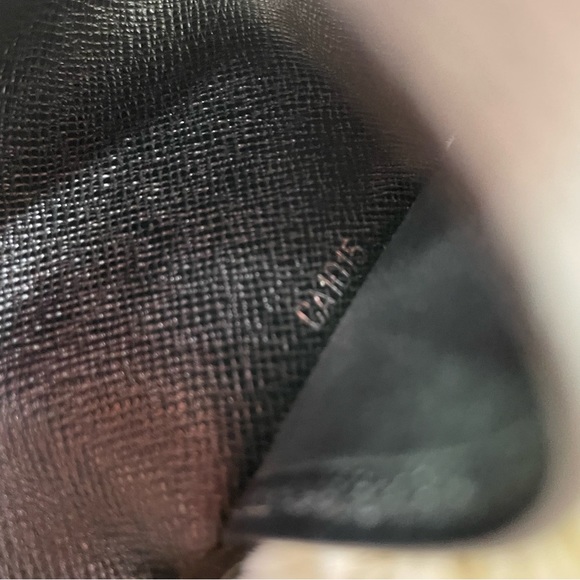 Louis Vuitton Black Epi 6-key wallet - Picture 13 of 16